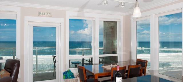 Promo! Third Floor Corner Condo, Oceanfront, Private Hot Tub, Pool, Free Wifi! in Lincoln City