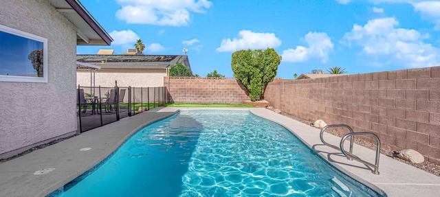 Renovated Modern Home with Pool. Minutes from the Las Vegas Strip in Las Vegas