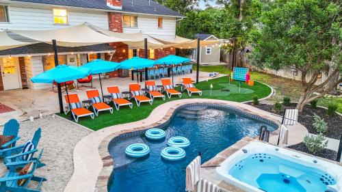 Resort Style Backyard Pool Putt Putt Hot Tub in San Antonio