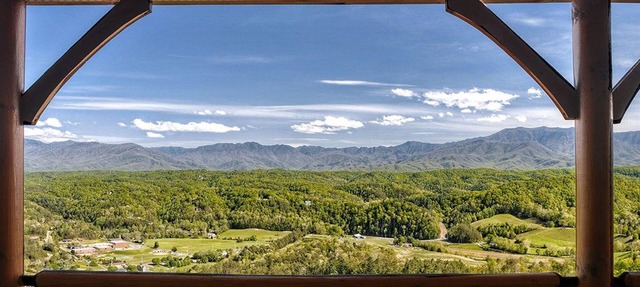 Romantic Escape with panoramic Mountain Views, great location 2.5 steps to enter in Sevierville