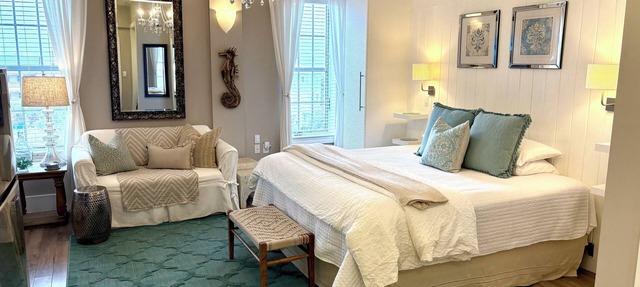 ROMANTIC RETREAT, Great Location, King bed , Wifi, Deeded beach access in Seacrest