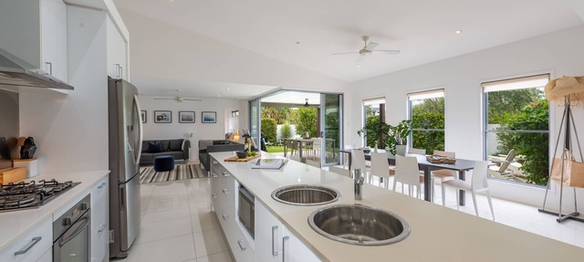 SANDS BEACH HOUSE B - beachside/wifi/enclosed garden/outdoor shower in Mount Coolum