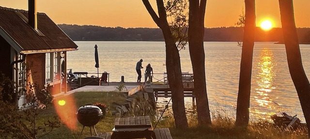 Seaside century house with beautiful sunset and big jetty with sauna in ljusterö