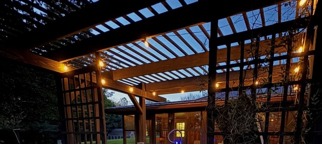 Secluded house built into the earth. Pet friendly, fishing, hot tub, Wi-Fi! in Magnolia