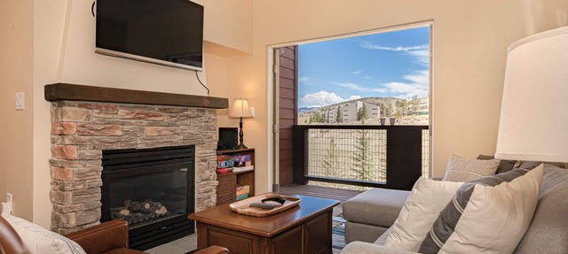 Ski in/Ski Out 2bed/2bath Mountainside Escape in Granby