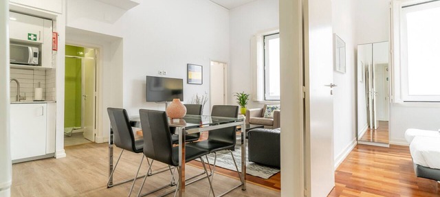 Spacious 2BR Chiado Family Apt | Full AC, 2 Lifts & Santa Justa Views in Lisboa ciudad