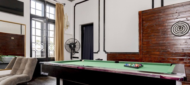 Spacious 5-bedroom apartment with AC, WiFi in brilliant Bucharest in Bucuresti