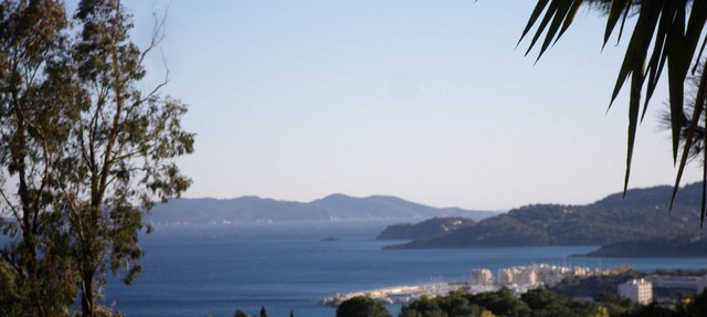 Spacious ground floor of villa, magnificent sea view, terrace , enclosed parking in Le Lavandou