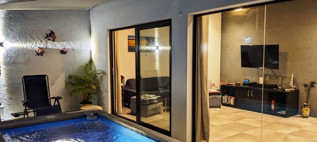 Spacious, private with heatable pool and King Size bed and close to downtown in Cozumel
