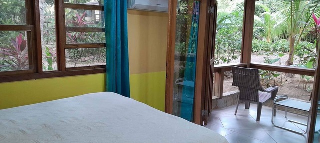 Steps from the Beach, Open Plan 1000 Sqft 1 Bed KING Bed A/C INCL. in Sandy Bay