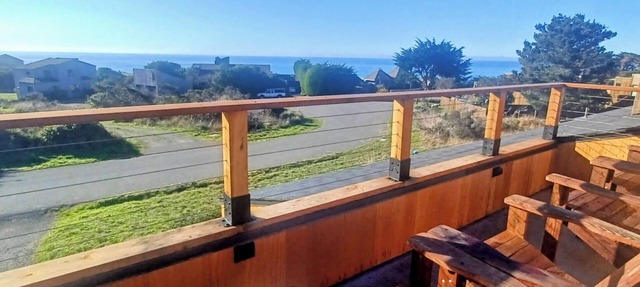 Stunning Skydeck. Hot Tub. Walk to 2 Beaches, Rec Center, Bluff Trail and Lodge. in Sea Ranch