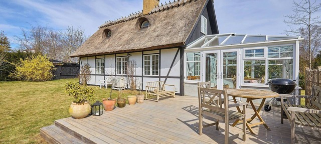 Thatched cottage with conservatory near beach in Græsted