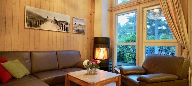 The idyllic Seesternchen 18a vacation home in Baabe. Modern bathroom with a shower and whirlpool for relaxing moments of well-being. Relaxing in the sauna. Dogs are welcome. One parking space included in Baabe