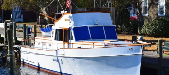 THE STARRY BANNER! Classic yacht docked in historic downtown Manteo Marina in Manteo
