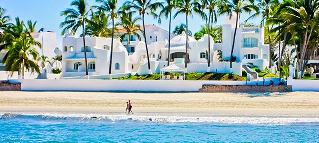 Unique Beachfront Luxury Residence: Private Beach, 5 Br, Sleeps Up to 15 in Las Jarretaderas