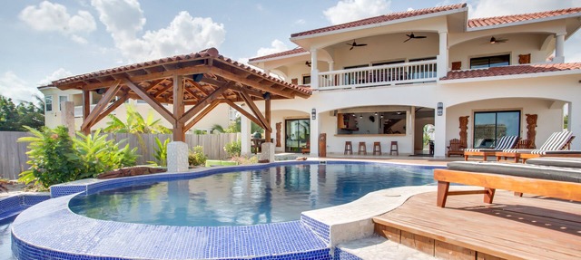 Villa Groovy Gecko, Awesome 5 bedroom ocean beach front villa with private chef in Maya Beach