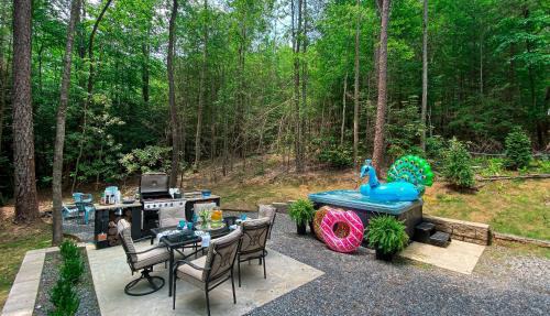 Waterfront A-Frame Cabin w Hot Tub, Outdoor Kitchen, Firepit Near Hiking & ATV Trails - 10 mins to Helen, GA in Sautee Nacoochee