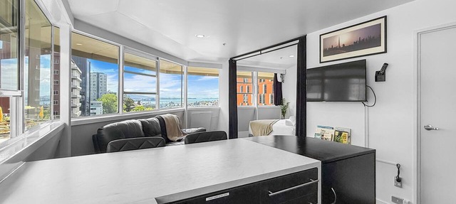 Whitaker Wish | Spacious, City Apt with Sea View in Auckland