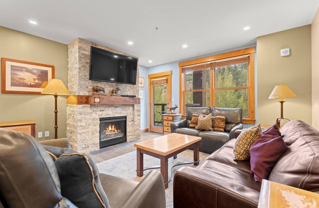 2 Private Balconies w/Mountain Views, 2 Mins Walk to Gondola, Shops & Dining in Keystone