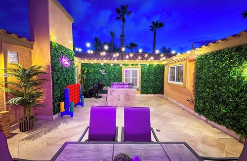 Las Vegas Villa | Vegas Family Escape - Game Room, Gym, Pool, Spa, & Jungle-Themed Courtyard ★