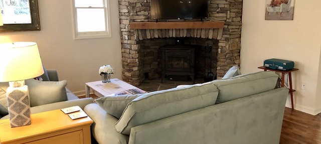 Charming Farmhouse on Beautiful Horse Farm in Dahlonega