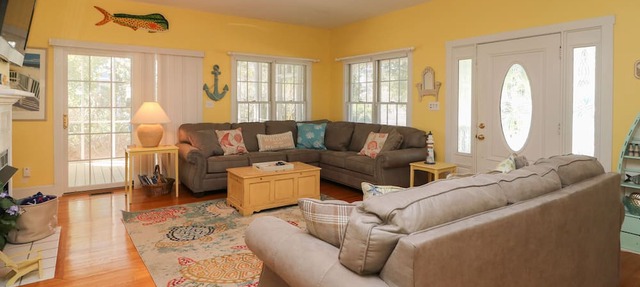 Home with golf cart,community pool,easy access,Spinnakers Reach community in Emerald Isle