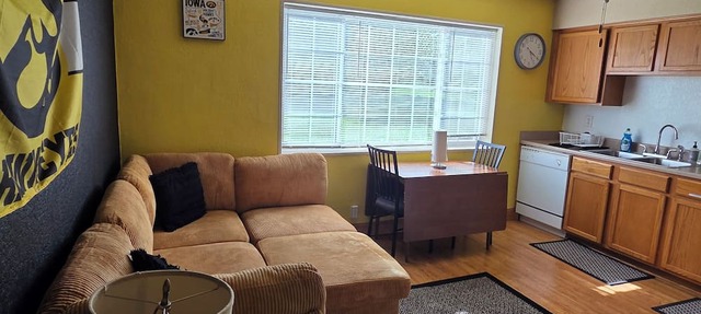 2 Bed 1 Bath Basement Apt 13 Minute Walk to Kinnick Stadium and UI West Campus in Iowa City