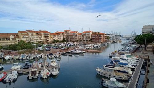 Studio confortable vue sur le port, avec balcon et parking in Canet-en-Roussillon