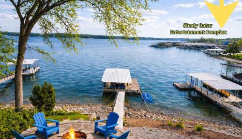 Sunset and Chill Lakefront 3 Bed 2 Bath Hottub, Firepit Dock in Lake Ozark